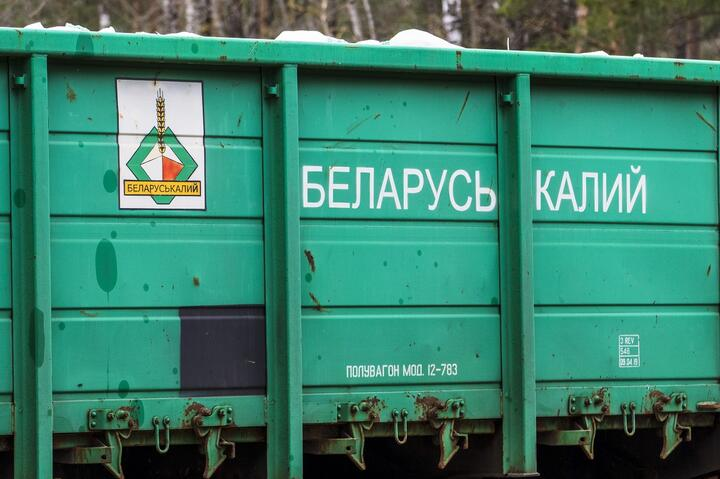 EESFonBelarus's tweet photo. US do, in fact, intend to restore the transit of Belarusian potash through Lithuania. This was explicitly stated by John Coale, Trump’s Special Envoy for Belarus. He called on both Minsk and Vilnius to come to the negotiating table, noting that the United States is interested in Belarusian fertilizers.

Lithuania’s reaction so far has been restrained. Its position remains that Minsk must cease its escalation: the "smuggling balloons" must stop flying toward Vilnius, Belarus must return all impounded freight trucks, and it must stop fueling the migration crisis. Regardless, Belarusian potash will still face significant hurdles, as it remains under European Union sanctions.

#Belarus #US #Lithuania #potash #EU #Trump #Lukashenko