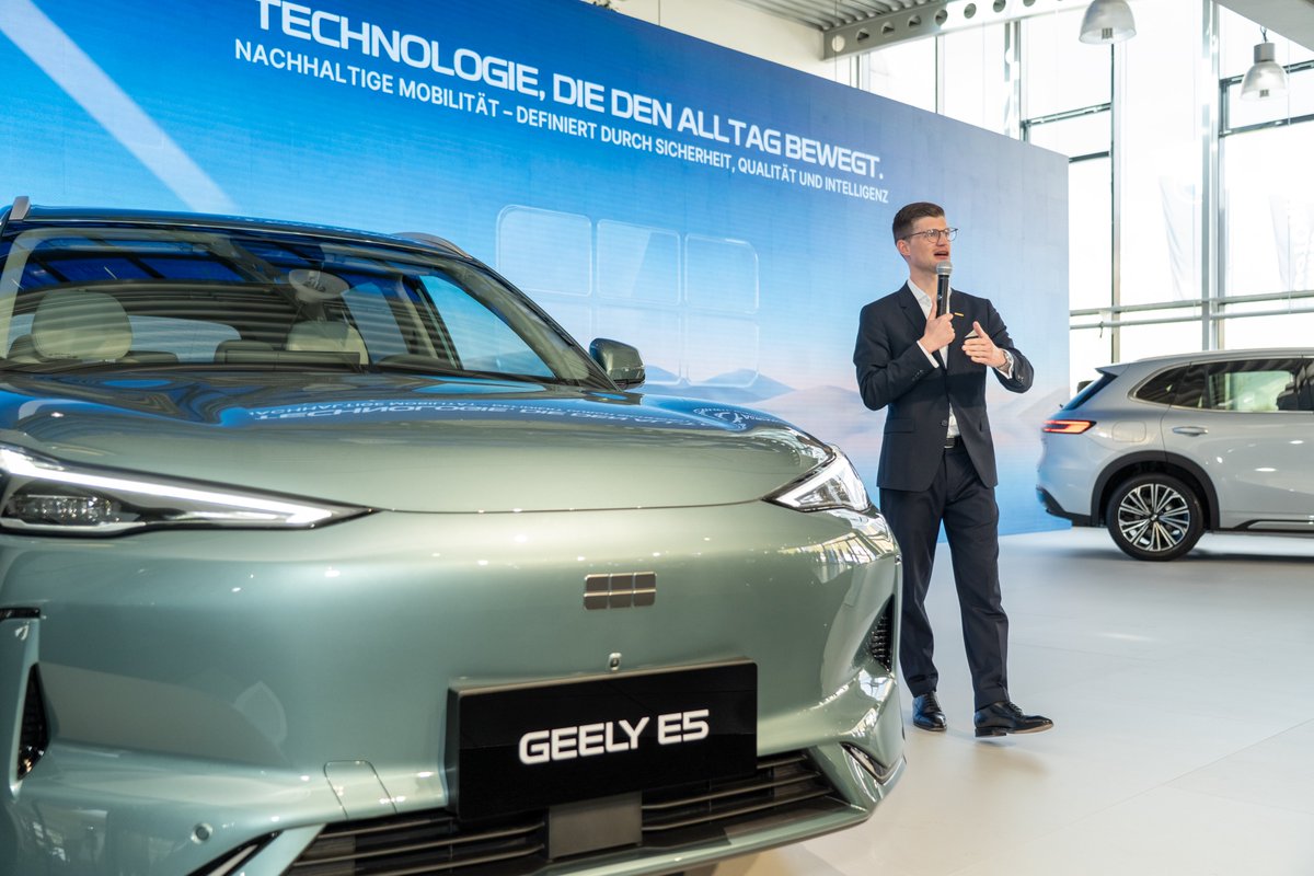 GeelyAutoGlobal's tweet photo. Global engineering. Long-term vision.
Geely Starray EM-i (Geely EX5 EM-i) and Geely E5 (Geely EX5) support Geely’s steady move into Germany, alongside the opening of the brand’s first showroom at the local.
Reliable for everyday driving.
#GeelyAuto #SeeTheWorldInFull #GeelyEurope https://t.co/nDTHR465AL