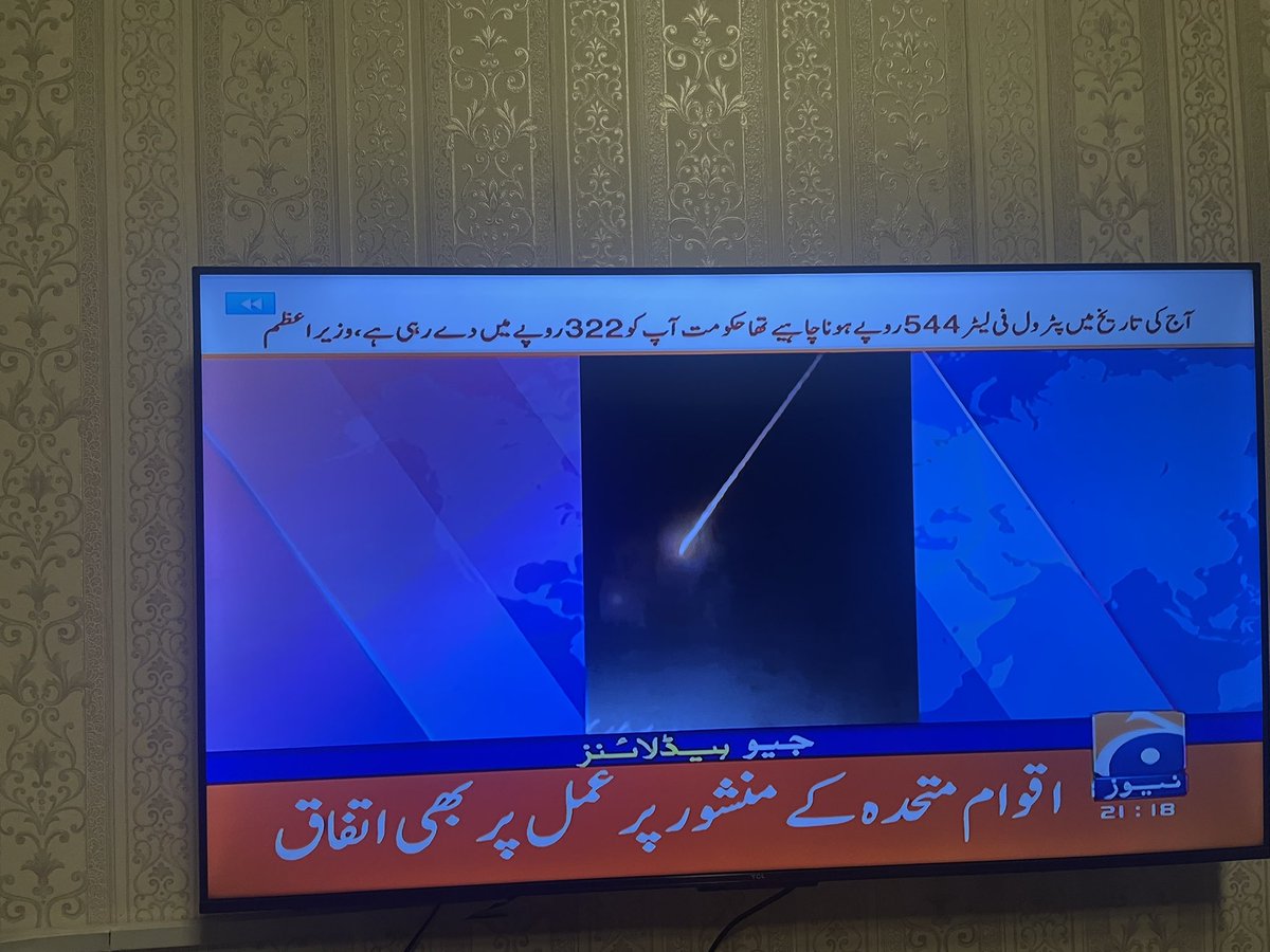 MuzzammilAslam3's tweet photo. ایک طرف وزیر اعظم کے مطابق اوگرا نے 95 روپے پٹرول اور ڈیزل 205 روپے بڑھانے کی تجویز تھی مگر نہیں بڑھائ۰ 

فرض کریں اگر بڑھا دیتے تو پٹرول 416 روپے اور ڈیزل 540 روپے ہو جاتی 

مگر وزیر اعظم کو خطاب میں بولے آج اگر سفارشات پر عمل کرتے تو پٹرول کی قیمت 544 روپے اور ڈیزل کی 790 روپے لیٹر ہونی چائیے تھی۰ 

میرے خیال میں جس نے تقریر لکھ کر دی اس نے وزیر اعظم کے ساتھ انصاف نہیں کیا غلط قیمتیں بتا کر۰