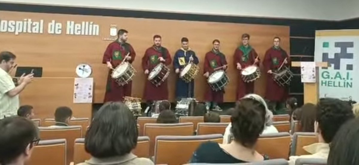 "XI TAMBORADA DE LA AULA HOSPITALARIA DE HELLÍN " . El pasado jueves se celebró esta Tamborada del Hospital de Hellín y su concurso de tambores. En la exhibición ha participado Tobarra, Agramón y por Hellín, nuestros oficiales:Melissa Pedrosa,Juan Francisco Martínez y Paula Vidal