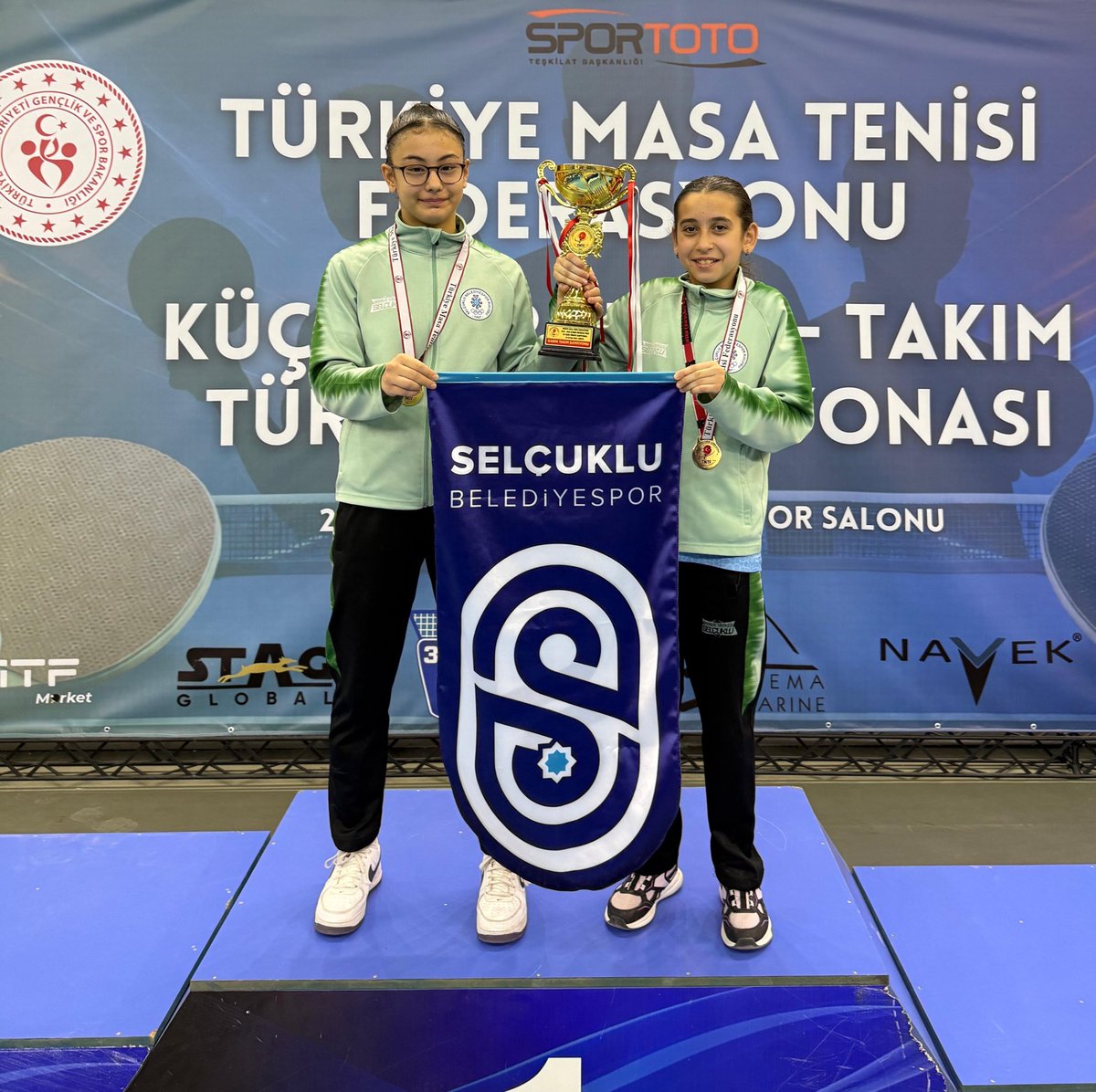 Tebrikler Çocuklar! 🏓
Türkiye Şampiyonuyuz! 🏆

Selçuklu Belediyespor Kulübü Küçükler Kız Masa Tenisi Takımımız, 26-29 Mart tarihleri arasında Amasya’da düzenlenen Küçükler Masa Tenisi Türkiye Şampiyonası’nda önemli bir başarıya imza atarak Türkiye Şampiyonu oldu. 🥇

Güçlü