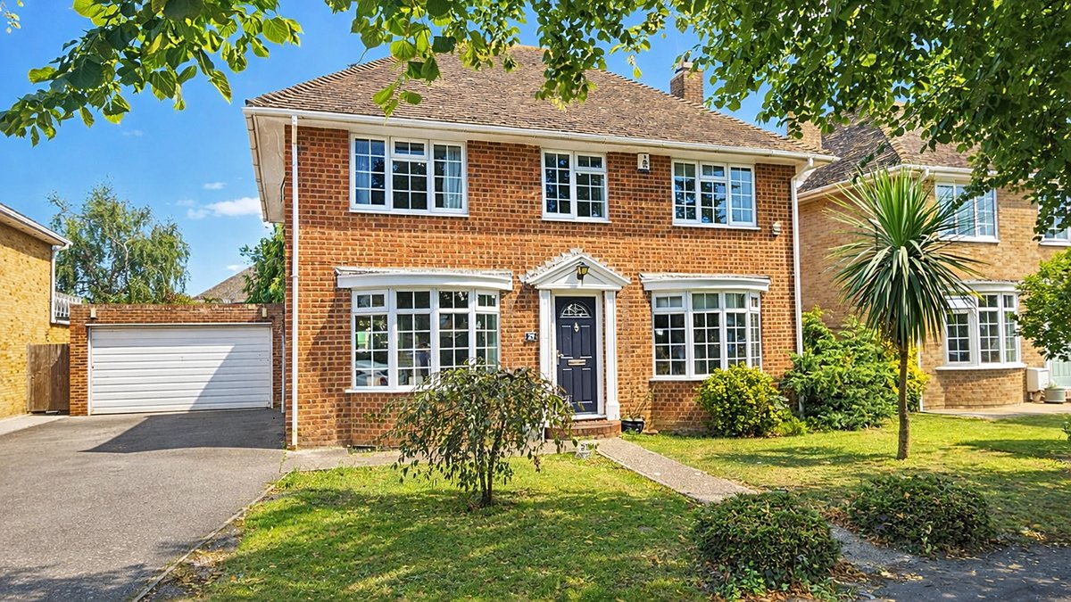 DC_Estates's tweet image. ✨New Listing
Spacious four-bed detached home on The Fairway, Herne Bay. Features large kitchen/diner, ensuite to master, double garage, ample parking, and a good-size garden near Herne Bay High School.

Read more: davidclarke.co.uk/?p=225404&amp;amp;depa…

#ForSale #KentHomes