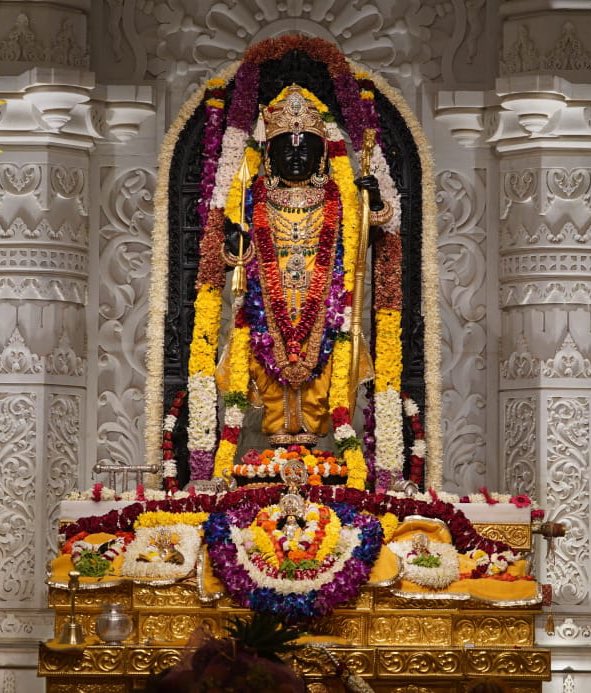 सुख संदोह मोहपर ग्यान गिरा गोतीत। दंपति परम प्रेम बस कर सिसुचरित पुनीत॥ 

जो सुख के पुंज, मोह से परे तथा ज्ञान, वाणी और इंद्रियों से अतीत हैं, वे भगवान दशरथ-कौसल्या के अत्यंत प्रेम के वश होकर पवित्र बाललीला करते हैं

He who is the very embodiment of bliss, beyond attachment, and