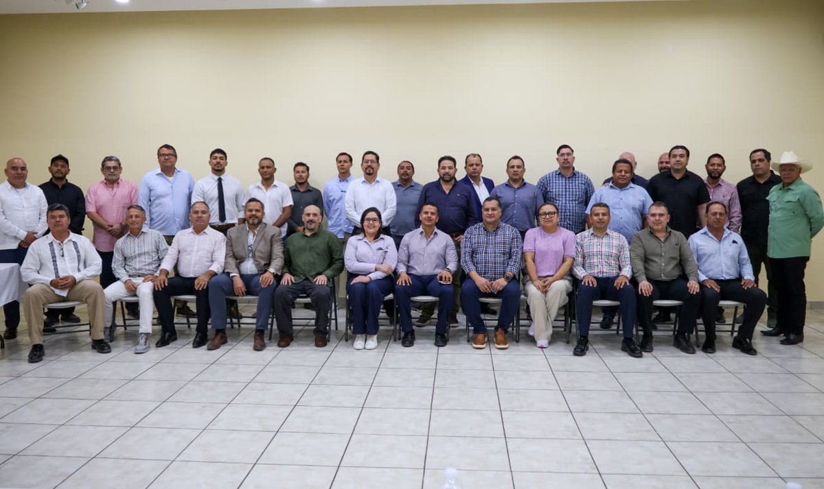 GobBCS's tweet image. 📌 #Entérate | En #CaboSanLucas, el secretario general de Gobierno, @SaulGonzal9  , sostuvo un diálogo con integrantes del Supremo Consejo de México en Los Cabos, sobre las acciones que se impulsan desde los Consejos de Paz y Justicia Cívica para atender las causas y fortalecer