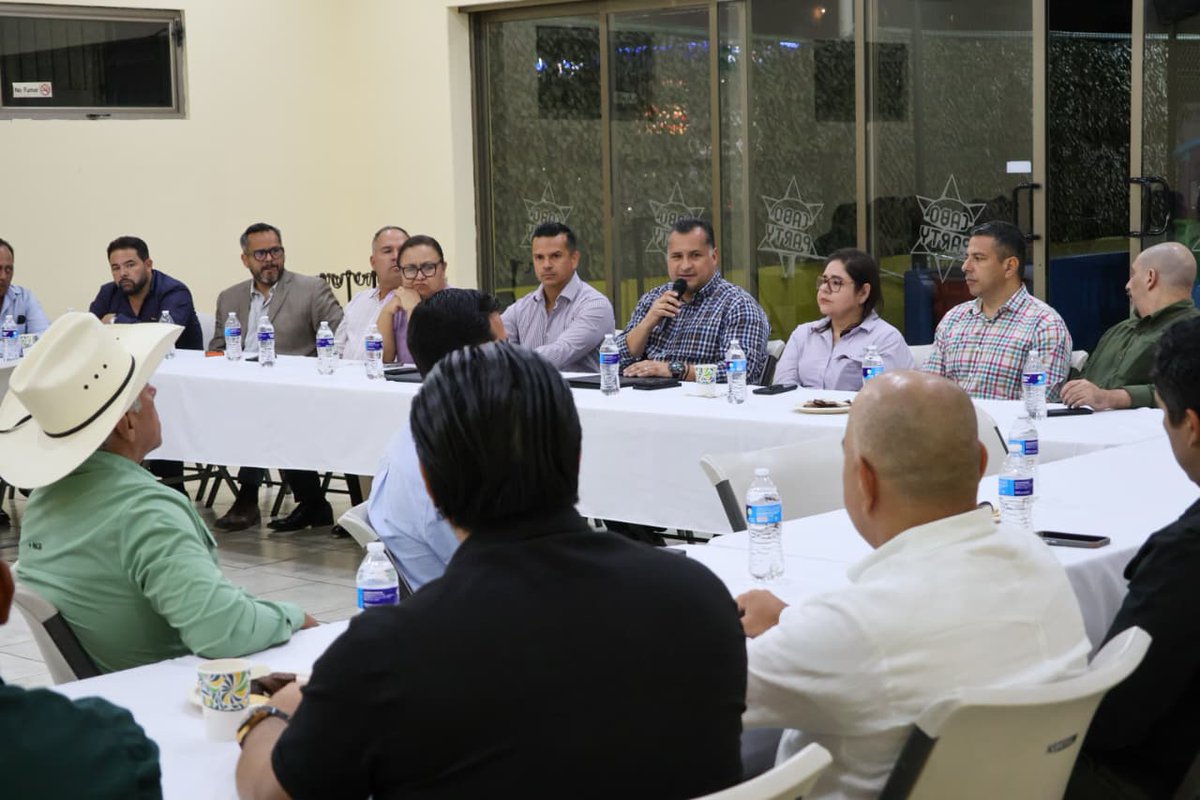 GobBCS's tweet image. 📌 #Entérate | En #CaboSanLucas, el secretario general de Gobierno, @SaulGonzal9  , sostuvo un diálogo con integrantes del Supremo Consejo de México en Los Cabos, sobre las acciones que se impulsan desde los Consejos de Paz y Justicia Cívica para atender las causas y fortalecer