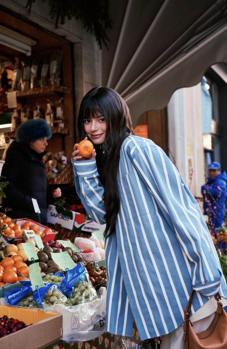 BRFbevil's tweet photo. My hunch says that she is cooking something with those bangs. She was flaunting them in Italy also full photo shoot or its just an inspiration from her fav Anne Hathaway
REBECCA X WACAY AT ELLE FASHION FEVER
#WacayEFF2026xBecky
#ELLEFashionFever #EFFat|CONSIAM #beckysangels https://t.co/GV53TxmLnf