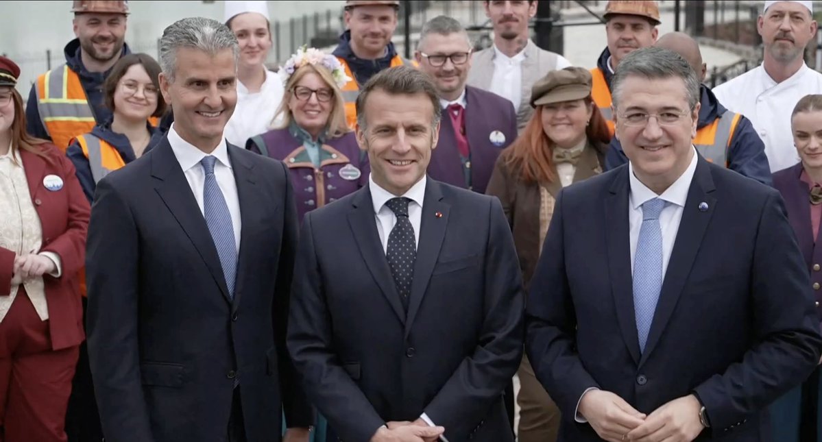 DLPWorks's tweet image. [News] 🚨⚠️ Historic visit at Disney Adventure World!

➡️ Emmanuel Macron is currently visiting #DisneyAdventureWorld, alongside Josh D’Amaro and Natacha Rafalski.
➡️ This marks a historic day for the resort, with the presence of a French President highlighting the national