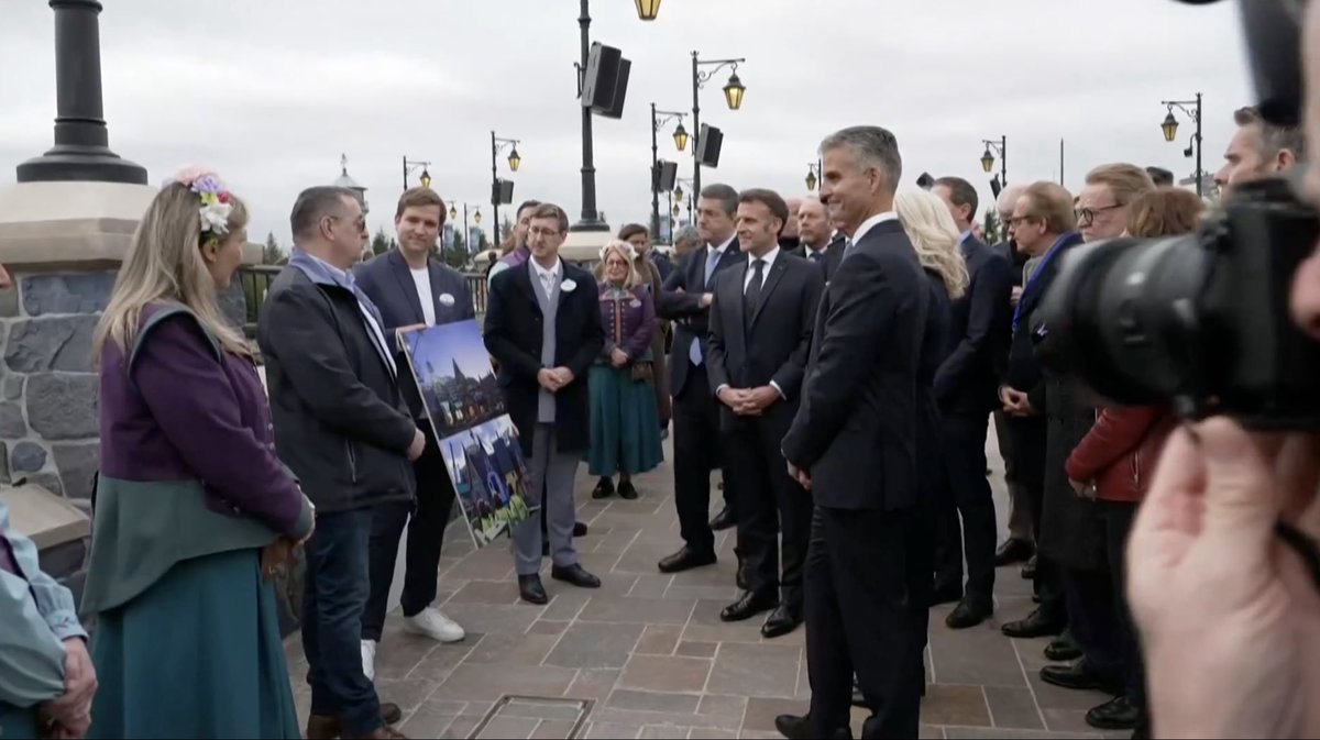 DLPWorks's tweet image. [News] 🚨⚠️ Historic visit at Disney Adventure World!

➡️ Emmanuel Macron is currently visiting #DisneyAdventureWorld, alongside Josh D’Amaro and Natacha Rafalski.
➡️ This marks a historic day for the resort, with the presence of a French President highlighting the national
