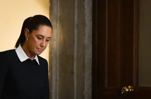 #Opinión🖋️
Se abolló la corona: El episodio del #PlanB disminuido deja una lección clara: el #PoderLegislativo no es una extensión automática del Ejecutivo. Y en esa realidad, la política —la de verdad— vuelve a ocupar el centro del escenario
shre.ink/LCsr👈
<a href="/GobiernoMX/">Gobierno de México</a>