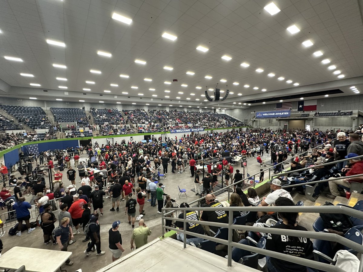 RaiderBuilt's tweet photo. Big day at the State Meet 🏆
KC Ekwu hits a 650 PR squat Nathan Tran matches his PR at 475
The standard is rising. #RaiderBuilt #ValeMade https://t.co/1PWINW4hbh