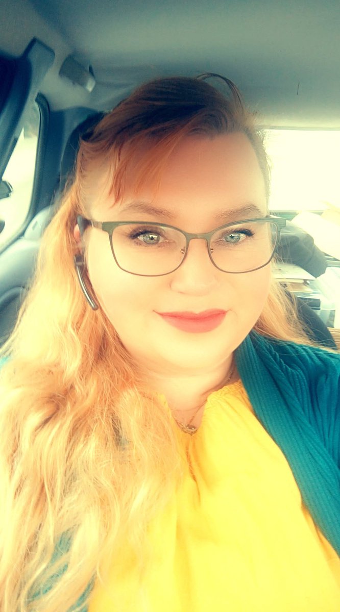 Kyllä kuulkaa lämmittää mieltä mukavasti, kun saa kehuja pukeutumisestaan😊

En tiedä onko ihmisillä kevättä rinnassa vai olinko vain värikäs ilmestys auringon keltaisissa paidassa ja housuissa kera petroolin värisen neuletakin 😄
Mutta kehuja tuli päivän aikana neljältä.🤗☀️♥️