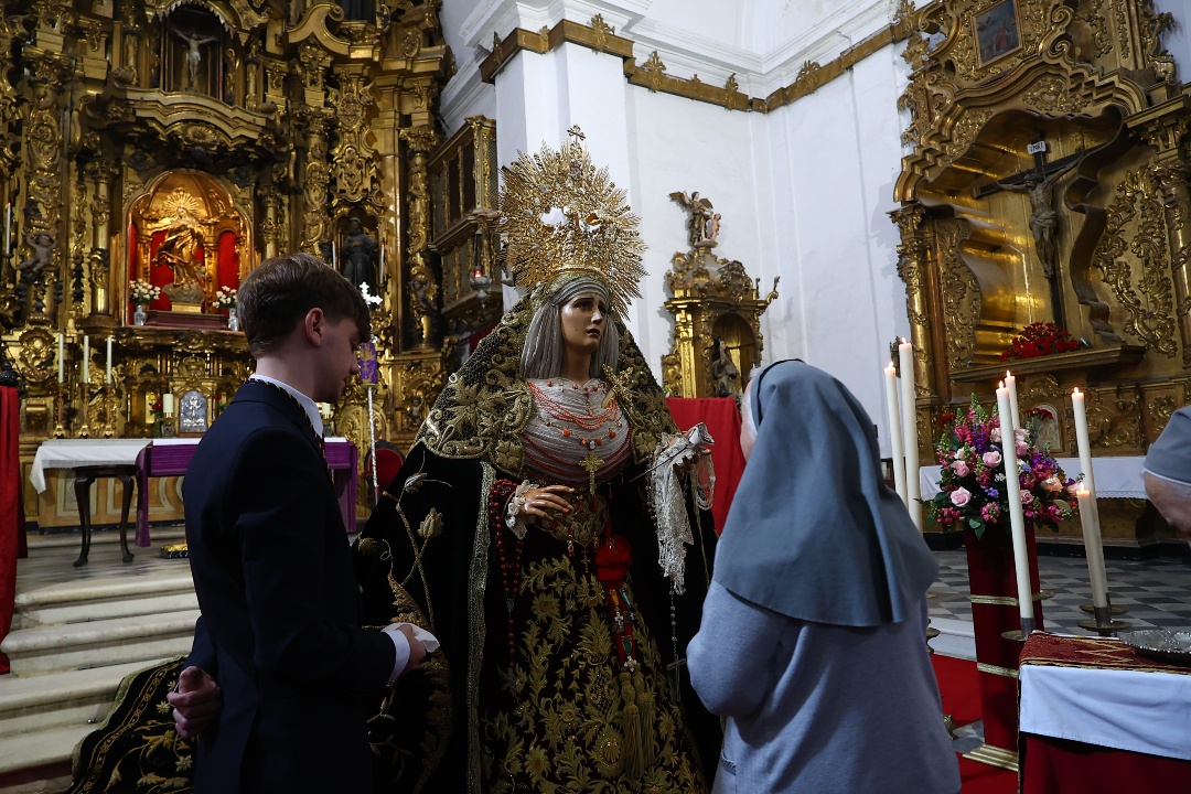 NazarenodeCadiz's tweet photo. 📅 Hoy, Viernes de Dolores

💜 Continuamos con la jornada de tarde del besamanos a María Santísima de los Dolores

🕰️ 17:00 a 22:00
📍 Iglesia Conventual de Santa María

Una tarde para acercarse a Ella… y dejarse encontrar. ✝️ https://t.co/8pEemFwzEW