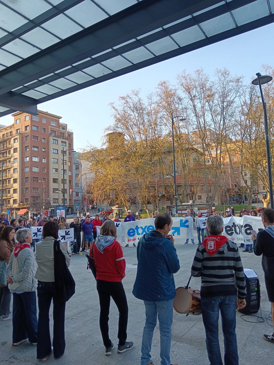 DeustuSare's tweet photo. Deustuko jaietan omenaldi xume bat eskeini genien senideei.
Ezin da gehiago luzatu. Behin betiko presoak #etxera https://t.co/0uhwbRZfHR