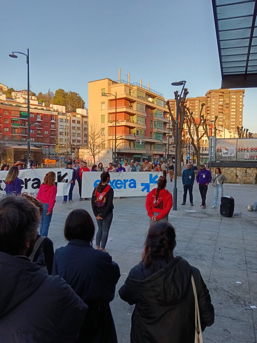 DeustuSare's tweet photo. Deustuko jaietan omenaldi xume bat eskeini genien senideei.
Ezin da gehiago luzatu. Behin betiko presoak #etxera https://t.co/0uhwbRZfHR