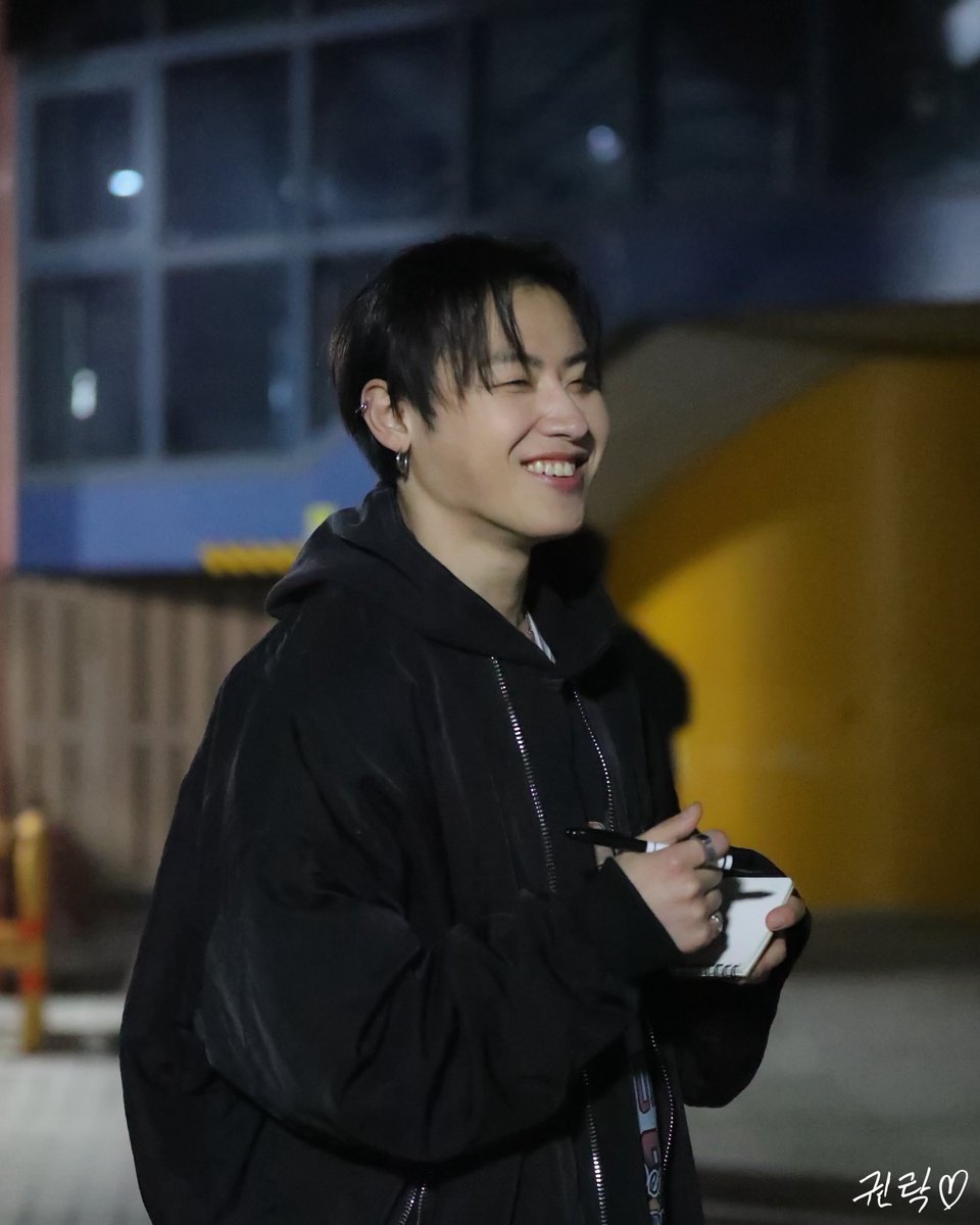 kwonlock49's tweet photo. 260321 문나이트 퇴근길

웃는 거 세상에서 제일 예쁜 오빠😆🩷

#유권 #블락비 #블락비유권 #BLOCKB #UKWON https://t.co/LeqHM4YUX8