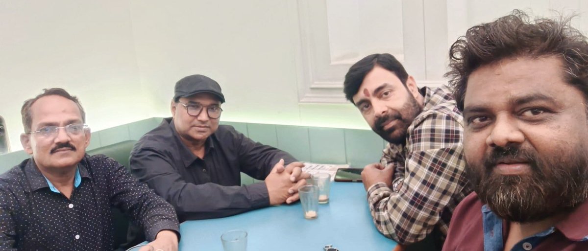 TwitTeesriaank's tweet photo. यारों संग आनंद के अनुभूति की बात ही कुछ और है...... https://t.co/7HU8lNr3mc