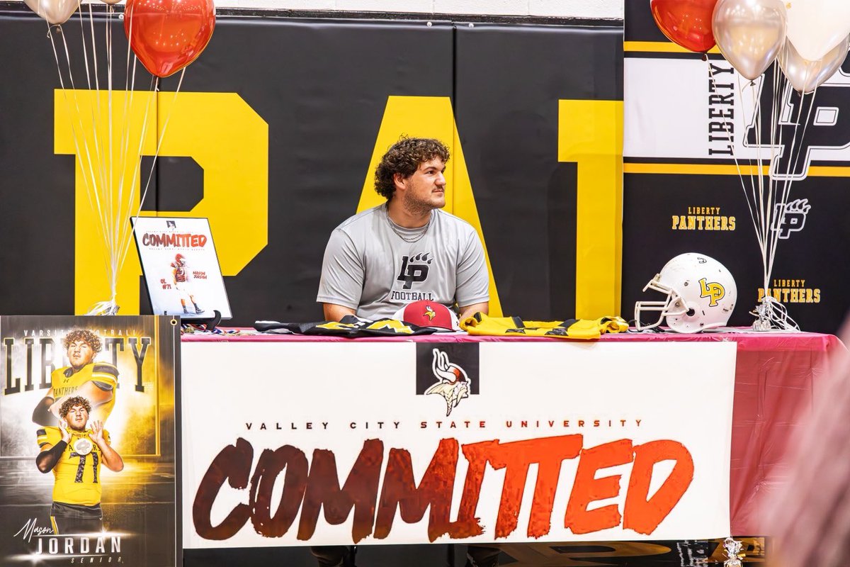MMJ57_'s tweet photo. set in stone… ✍🏽 #signed #WEALLROW @CoachYorek @CoachBeierle @VCSU_Football https://t.co/BJgpUUwBng