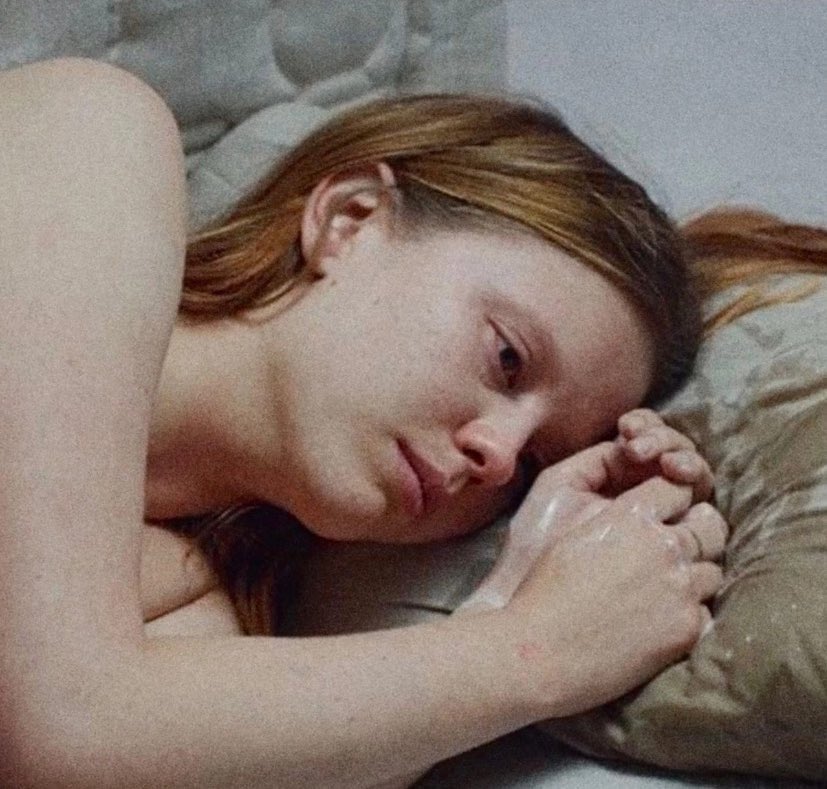 Мое любимое приложение которому я заношу радостно денежку все еще не пустило меня в обнову которую я так ждала ради новой истории с вайбом дзюндзи итто ….