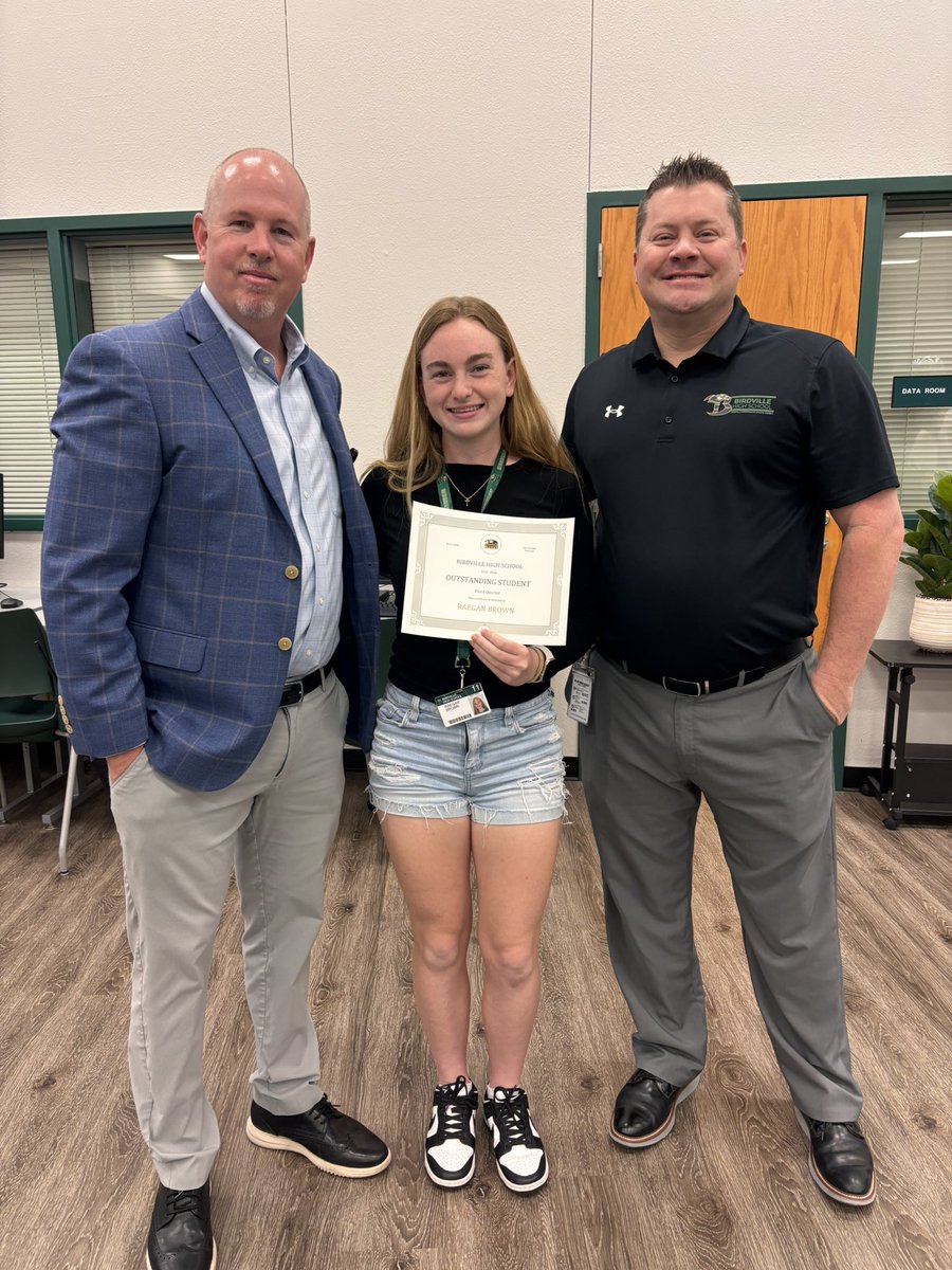 raegan_brown27's tweet photo. Today I was honored as an Outstanding Student @Birdville_High Thank you Mrs. Ysasi for nominating me and for the kind words! https://t.co/rlal71zXZT