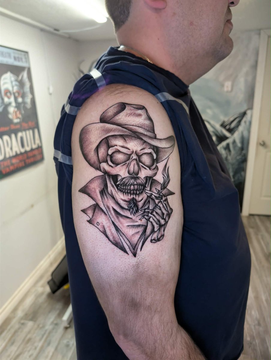 CrazzyCanuckk's tweet photo. My buddy is a huge @Fallout and walter goggins fan so he got this sick tattoo because of the show https://t.co/Jf5GNwzSuE