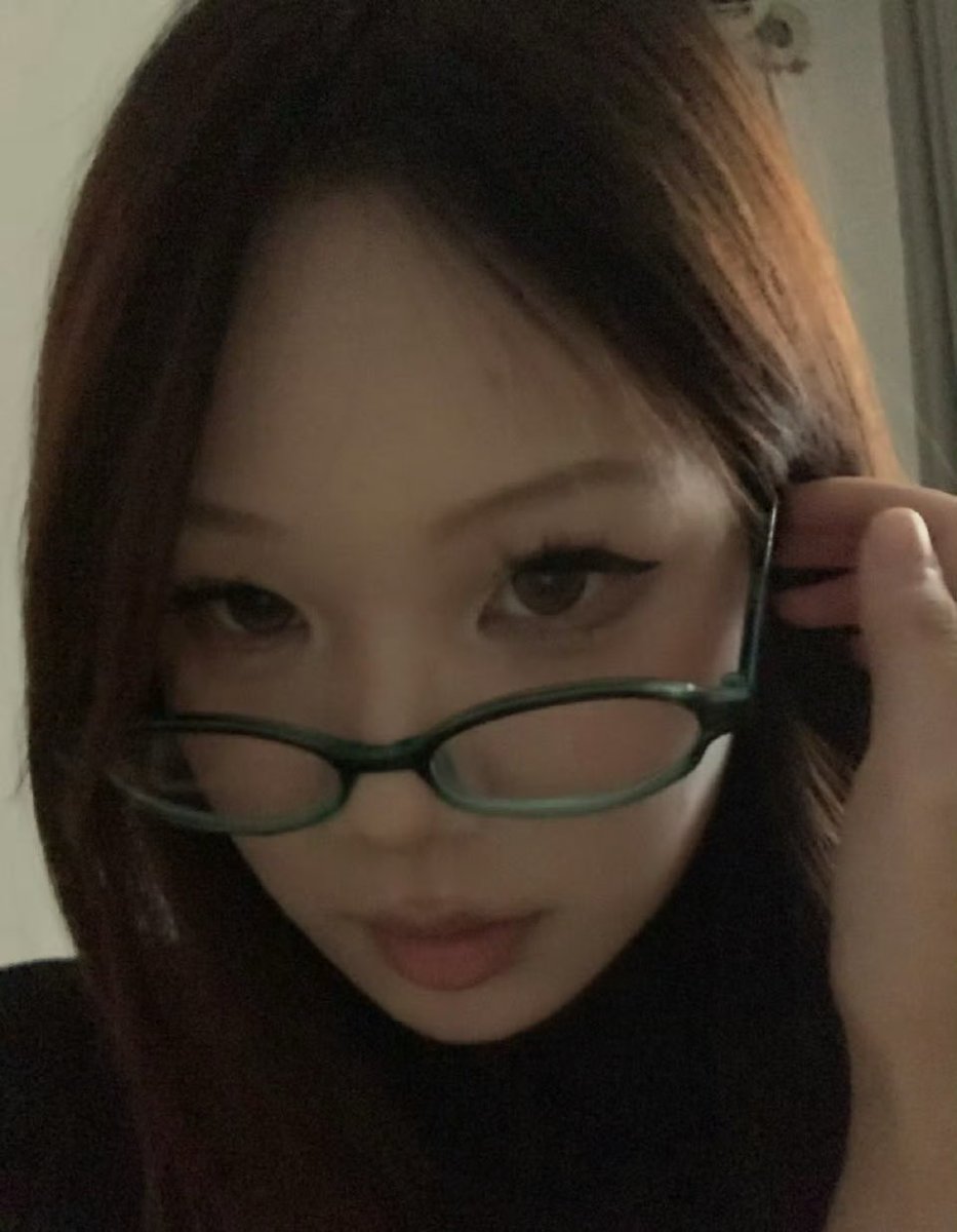 shenfeldz's tweet photo. 眼镜魅魔 https://t.co/ZwY3VOPgGl