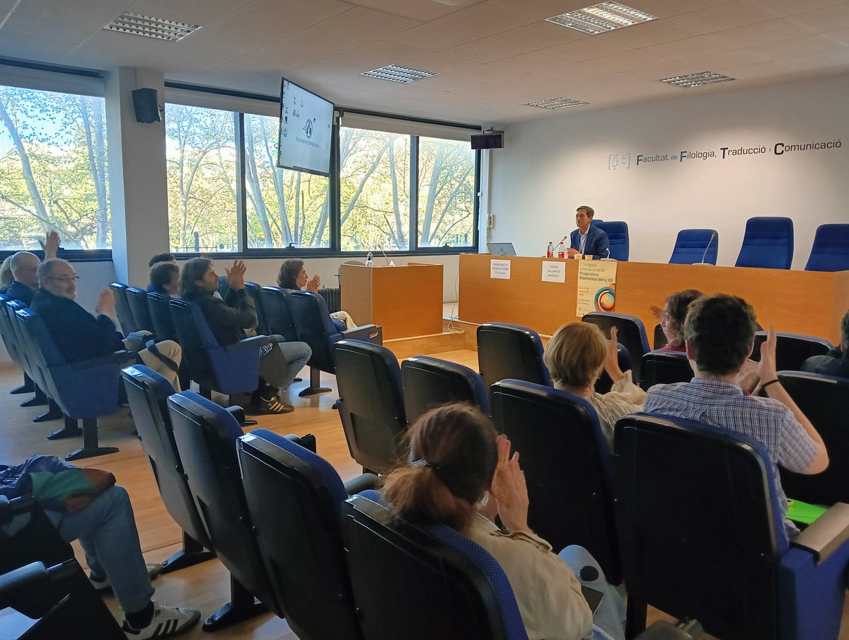 ValEsColoquial's tweet photo. Tras esta plenaria, cerramos este congreso con nuevas preguntas, miradas renovadas y mucho diálogo compartido. 🏛️📚
Gracias a todas las personas participantes por hacer de este espacio un lugar de reflexión y encuentro.
Hasta la próxima. ¿Dónde será?, ¿quizás en Oporto?✨ https://t.co/D3jrAnj3cx