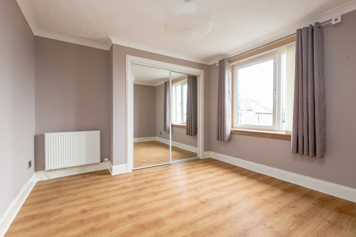 📍 Windsor Park Drive, Musselburgh, East Lothian, EH21 7QJ 

Offers over £200,000

Well-presented three-bedroom terraced house, situated on a corner plot overlooking Musselburgh Racecourse, with driveway, front and rear gardens. 

espc.com/property/12-wi…