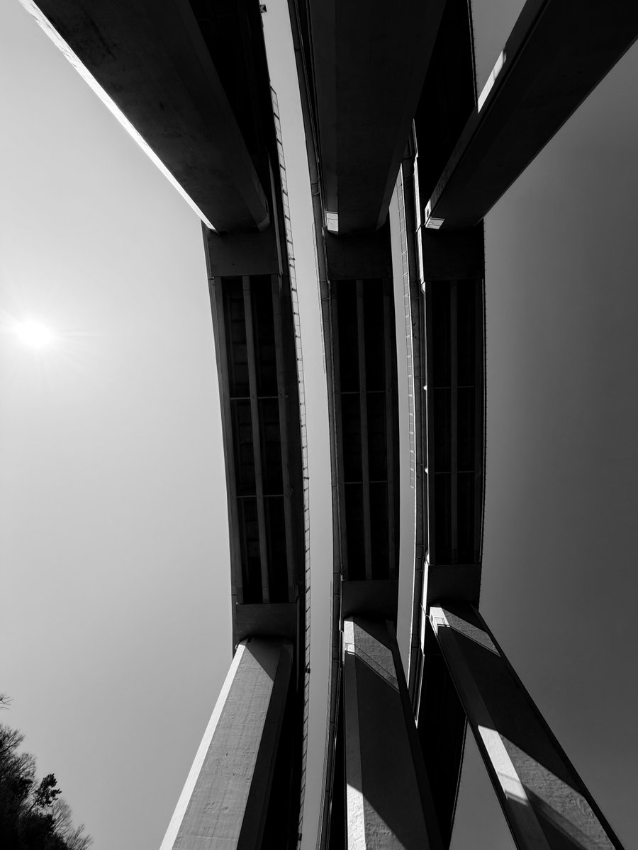 Alonein43672278's tweet image. #photography #blackandwhite #highways #sun #shadows