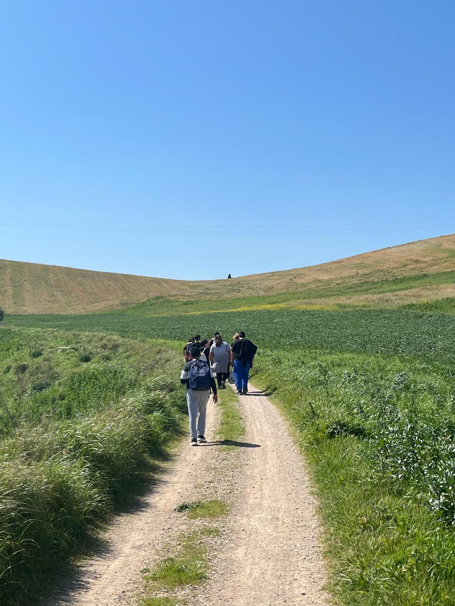 lomopardo's tweet photo. Hoy nuestros alumn@s de 1º y 2º de ESO han vivido una experiencia inolvidable recorriendo un sendero por la campiña jerezana 🌿☀️

#colegiopublicodetod@syparatod@s 
#EscuelaEspacioDePaz
#colegiorural 
#campiñajerezana
#MedioNatural
#territoriolomopardo
#territorioGuadalete https://t.co/mkecnRyJeL