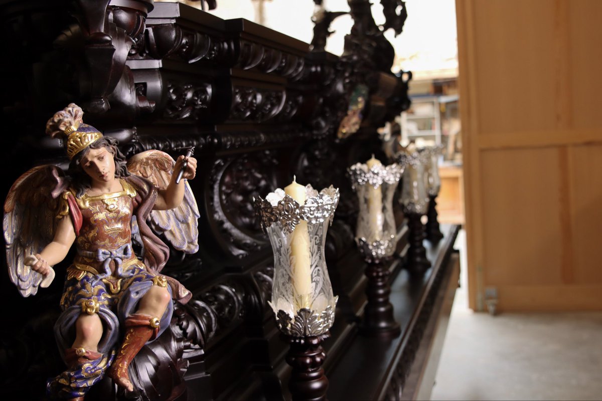 𝐎𝐅𝐈𝐂𝐈𝐀𝐋 | Queda presentado el trono de Nuestra Señora de los Dolores en su Amparo y Misericordia tras las labores de restauración a las que ha sido sometido. 

Este trabajo ha sido llevado a cabo por el taller del artista malagueño Alberto Berdugo Trujillo.

#CofradíasMLG