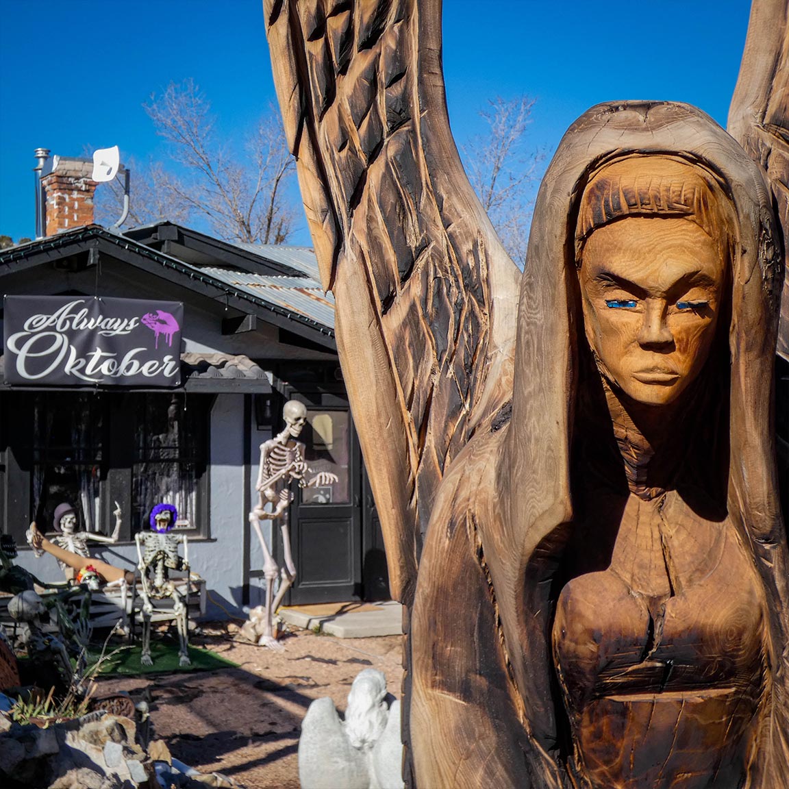 505Nomad's tweet image. #Madrid is home to more than 40 galleries, numerous unique shops, and the historic Mine Shaft Tavern. Completed in 1947, it is one of the oldest continually run taverns in Santa Fe County. The 40 ft. lodge pole pine is the longest stand-up bar in #NewMexico.

#travel #roadtrip