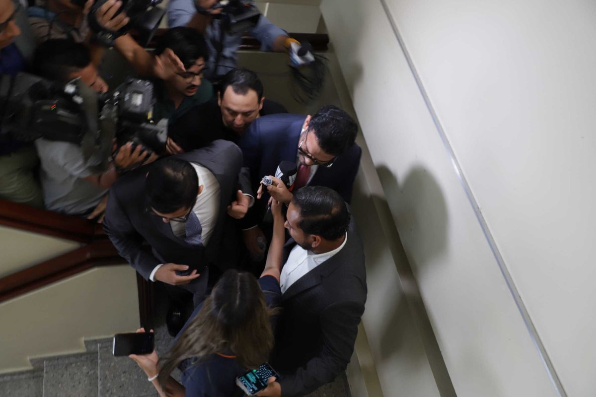 #ActualidadCC | 🚨Sin responder preguntas a la prensa y con su seguridad obstaculizando el trabajo de los periodistas salió Lenir Pérez del tribunal de sentencia de Tegucigalpa. Pérez tendrá que estar a disposición del tribunal y presentarse a la audiencia el próximo 9 de abril.