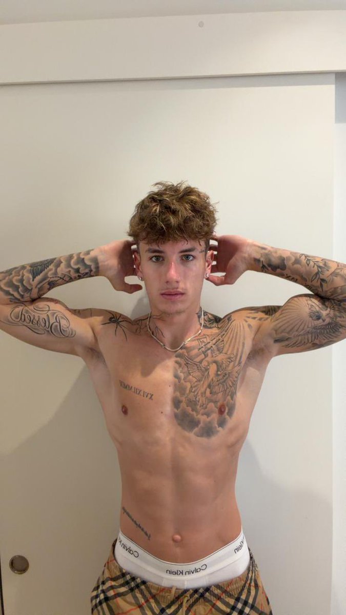 apolotoni's tweet photo. Like et rt si tu me trouves bg 😏🫣 https://t.co/T1iKoID8jQ
