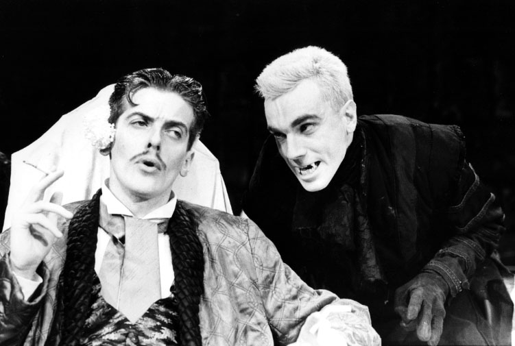 brinatello's tweet photo. Also for #WorldTheatreDay đ hereâs some other stage productions that #PeterCapaldi appeared in over the years: #Absurdia with #LyndseyMarshal (2007), #TheJudasKiss with #LiamNeeson (1998), #Dracula đ§ââď¸ with #DanielDayLewis (1984), and #TwelfthNight (1983). https://t.co/41YthhwmaM