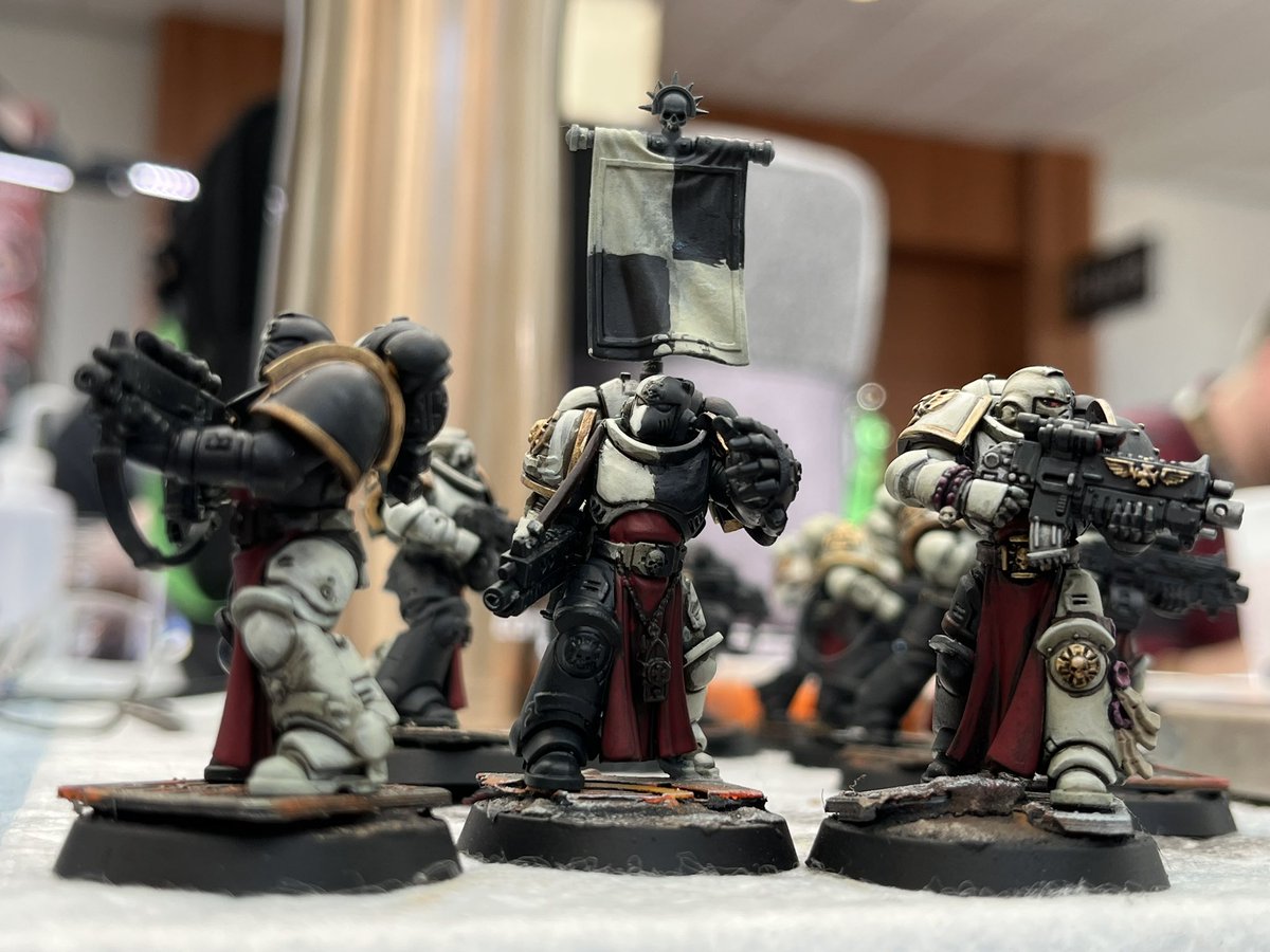 ArtistsEmpire's tweet image. Snapping some pics at #Adepticon for paintovers!

Such a cool area where people sit and paint! Inspiring to see peoples work in person.