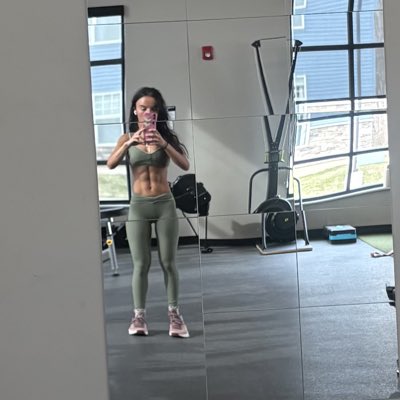 izzyvalentii's tweet image. #6pack