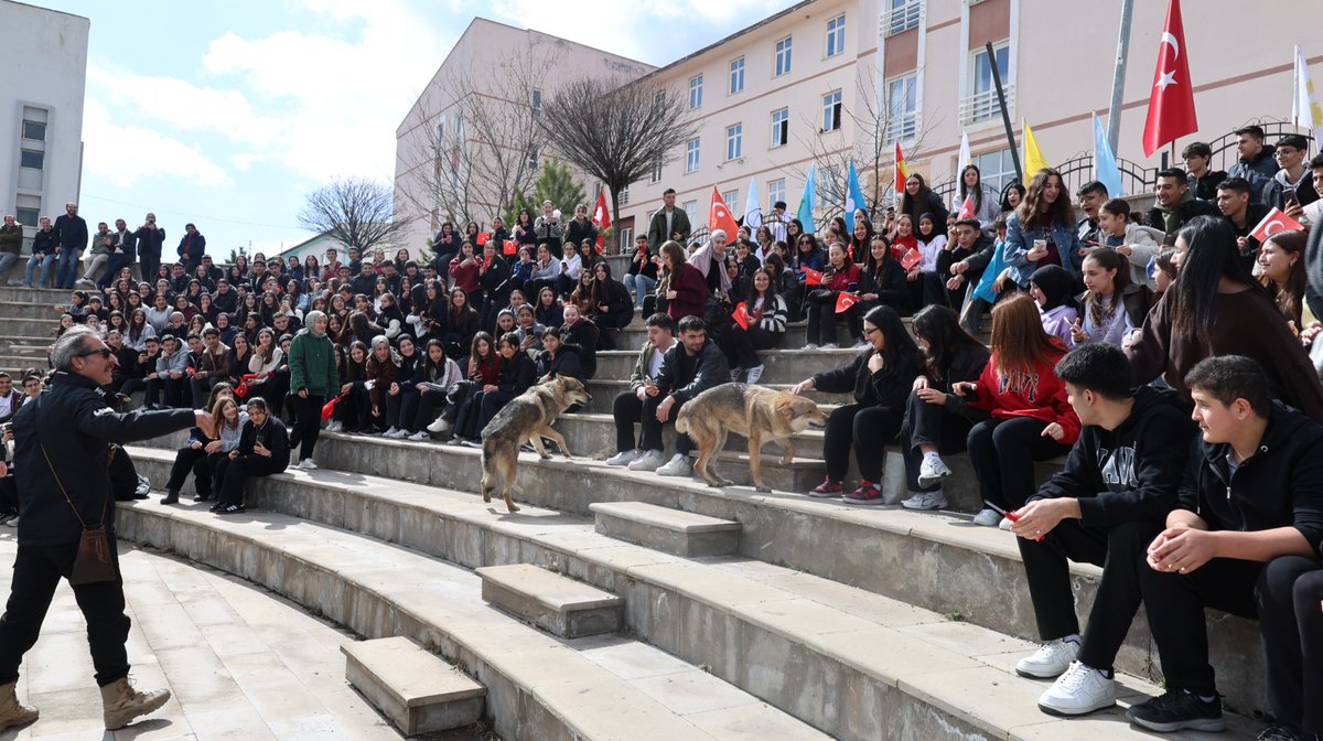 zaramem58's tweet photo. İlçemizde Nevruz Bayramı büyük bir coşkuyla kutlandı. 

Zara Mehmet Habib Soluk Kampüsünde gerçekleştirilen program İlçe Belediye Başkanımız Sayın Fatih ÇELİK , İlçe Milli Eğitim Müdürümüz Sayın Rıfat KALKAN ve Protokol üyeleri katıldı. https://t.co/oIaG8ddnbu
