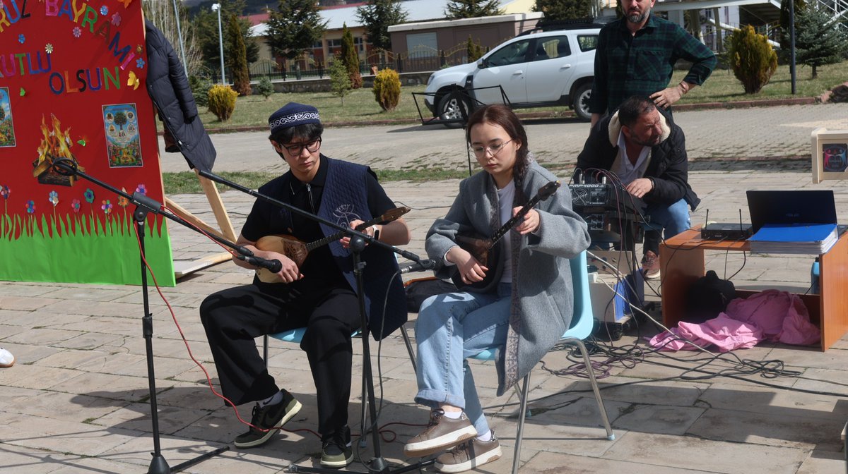 zaramem58's tweet photo. İlçemizde Nevruz Bayramı büyük bir coşkuyla kutlandı. 

Zara Mehmet Habib Soluk Kampüsünde gerçekleştirilen program İlçe Belediye Başkanımız Sayın Fatih ÇELİK , İlçe Milli Eğitim Müdürümüz Sayın Rıfat KALKAN ve Protokol üyeleri katıldı. https://t.co/oIaG8ddnbu