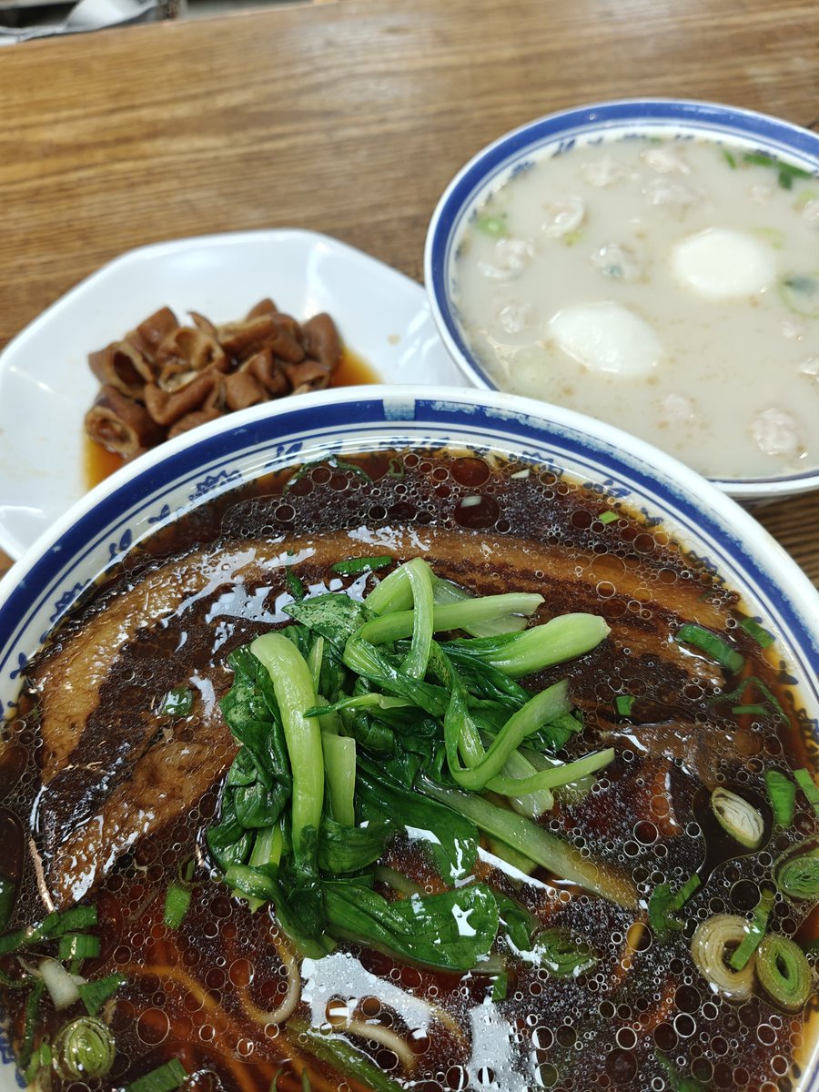 cake_delivering's tweet photo. 在南京吃到了还不错的鱼汤馄饨，回家第一天一大早男朋友熬鱼汤复刻了好吃一万倍的版本；
在烟台喝了好多鲜榨苹果汁，家里已经有破壁机的情况下为了口感更好又偷偷买了一个原汁机。
时常觉得自己不配得到这么多爱😭 https://t.co/JwafMdPAkQ