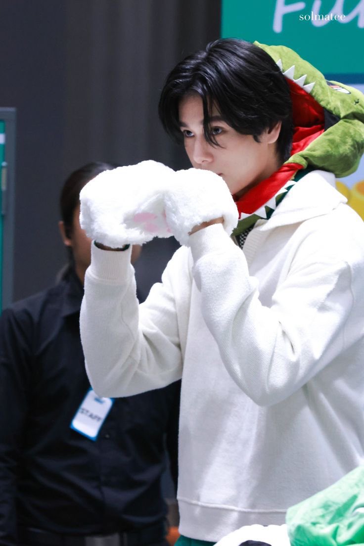 ㅤㅤㅤ
ㅤㅤㅤ”Kesayangaan Asa! Selamaat ulang tahun. Sini gendong?” 
ㅤㅤㅤ
ㅤㅤㅤ