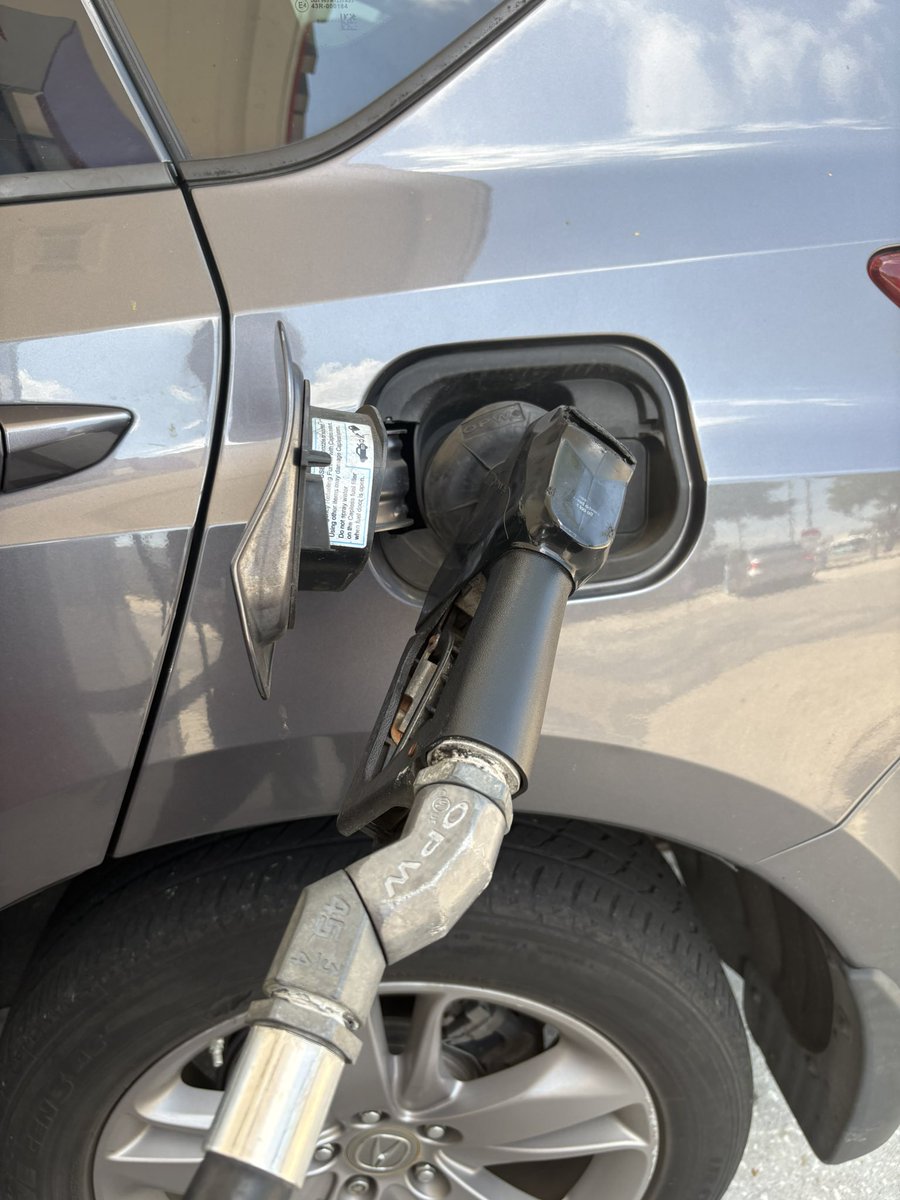 gianghoee's tweet photo. Pumping gas ⛽️ is a game and I always win https://t.co/lag6Go6i6n