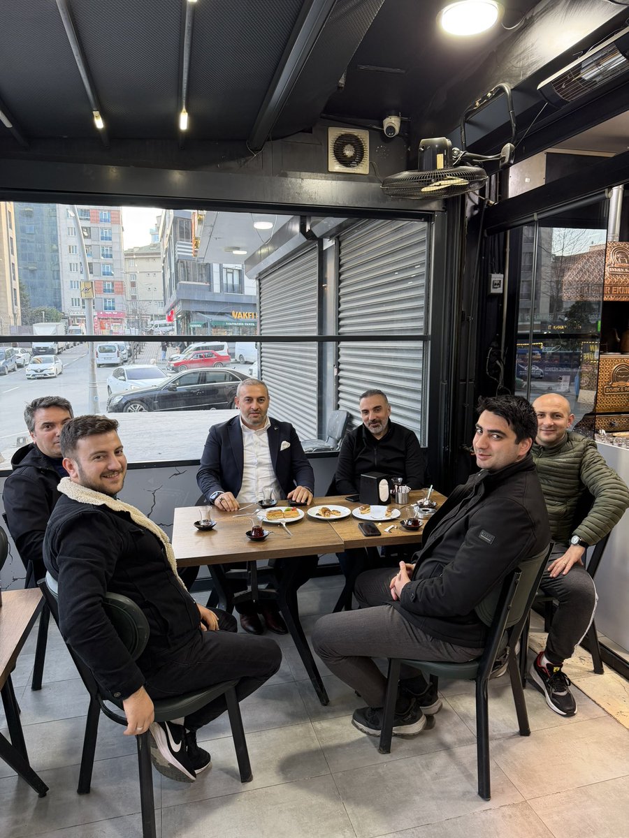 Dün başlattığımız ziyaretlerimizin devamında bugün de İlçe Başkan Yardımcımız Süleyman Kişmiri’nin işletmesindeydik.

Birlikte yol yürüdüğümüz kardeşlerimizle bir araya gelmek, hasbihal etmek gerçekten çok kıymetli. Bu ziyaretlerle hem muhabbetimizi hem de kardeşliğimizi daha da