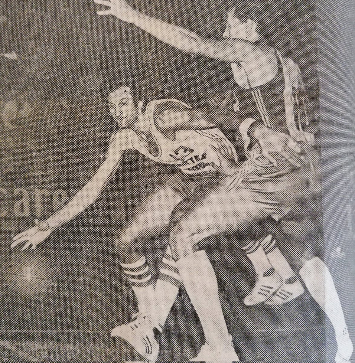 RetroBasket37's tweet photo. {{ Photo du jour }}

𝐒𝐤𝐢𝐩 𝐇𝐨𝐰𝐚𝐫𝐝, 𝐉𝐞𝐚𝐧-𝐋𝐨𝐮𝐢𝐬 𝐕𝐚𝐜𝐡𝐞𝐫, 𝐆𝐞́𝐫𝐚𝐫𝐝 𝐁𝐫𝐮𝐧 face aux grecs du @Paobcgr lors du match de #coupedeschampions (ex @EuroLeague) durant la saison 1️⃣9️⃣8️⃣0️⃣-8️⃣1️⃣ qui voit la victoire de l'#ASPOTours.

Crédit 📷 @lanouvellerep_ https://t.co/KVf7mPPtat
