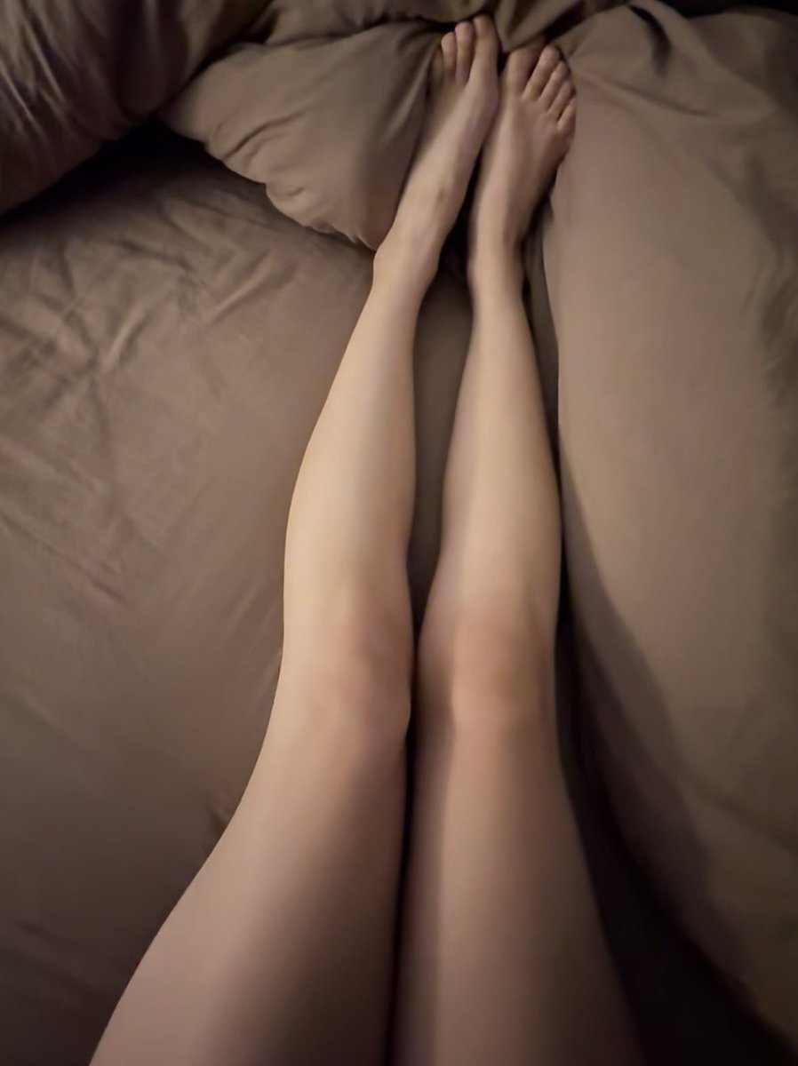 西湖的风景在美，不如困包这双腿美，深夜发个牢骚，有没有在附近的聊聊天咯，说不定有惊喜发生呢 #杭州