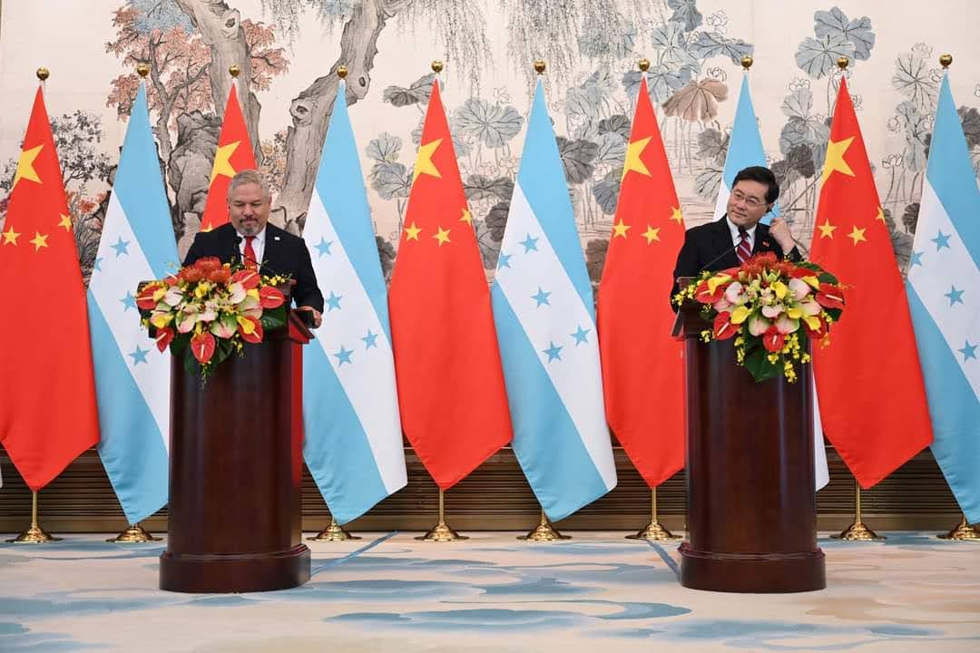 histohonduras's tweet photo. Un día como hoy, 27 de marzo en la #HistoriadeHonduras
🇭🇳2023. Se establecen las relaciones diplomáticas entre la República Popular China y la República de Honduras. El ministro de Relaciones Exteriores de China, Qin Gang, y el excanciller de Honduras, @EnriqueReinaHN, firmaron en Beijing el Comunicado Conjunto sobre establecimiento de Relaciones Diplomáticas.

En el comunicado, Honduras reconoció el principio de una sola China, declarando que existe un solo China en el mundo, que el gobierno de la República Popular China es el único gobierno legítimo que representa a toda China, y que Taiwán es una parte inalienable del territorio chino. En consecuencia, Honduras rompió de inmediato sus relaciones con Taiwán y se comprometió a no sostener ningún tipo de relación oficial con Taiwán.

A partir de ese momento, Honduras se convirtió en el país número 182 en establecer relaciones diplomáticas con China. Desde entonces, ambos países han abierto embajadas @EmbChinaHn en sus respectivas capitales (Beijing y Tegucigalpa) y han firmado acuerdos de cooperación en áreas como comercio, infraestructura y cultura, marcando el inicio de una nueva etapa en la relación bilateral.