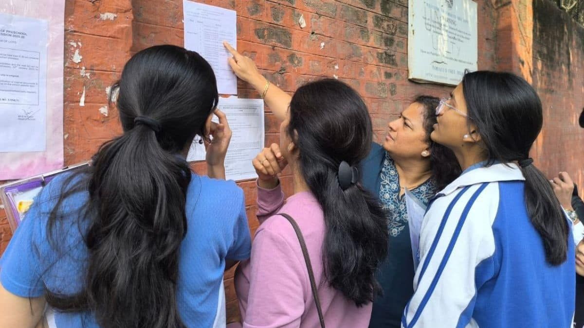 careers360's tweet image. CBSE introduces alternative assessment scheme for Class 12 students in West Asia; key guidelines

Story : buff.ly/RmJWoph

#CBSE #CBSE2026 #CBSEClass12 #CBSEWestAsia #IndianStudentsAbroad