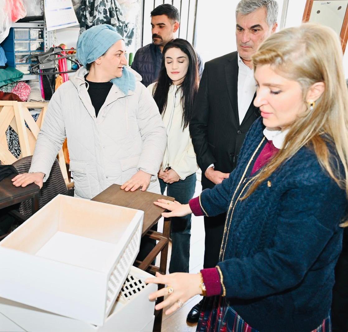 📍 Kale | Düz Tarla Mahallesi 🏡

📌 Düz Tarla Mahallemizde faaliyet gösteren Ramazan Bey ve kıymetli eşi Harika Hanım’ı müesseseleri Hediyelik imalathanelerinde ziyaret ettik.🤝🌿

📌 Bu tür butik işletmeler yerel ekonominin canlanmasına katkı sunan, istihdam oluşturan ve emeğin