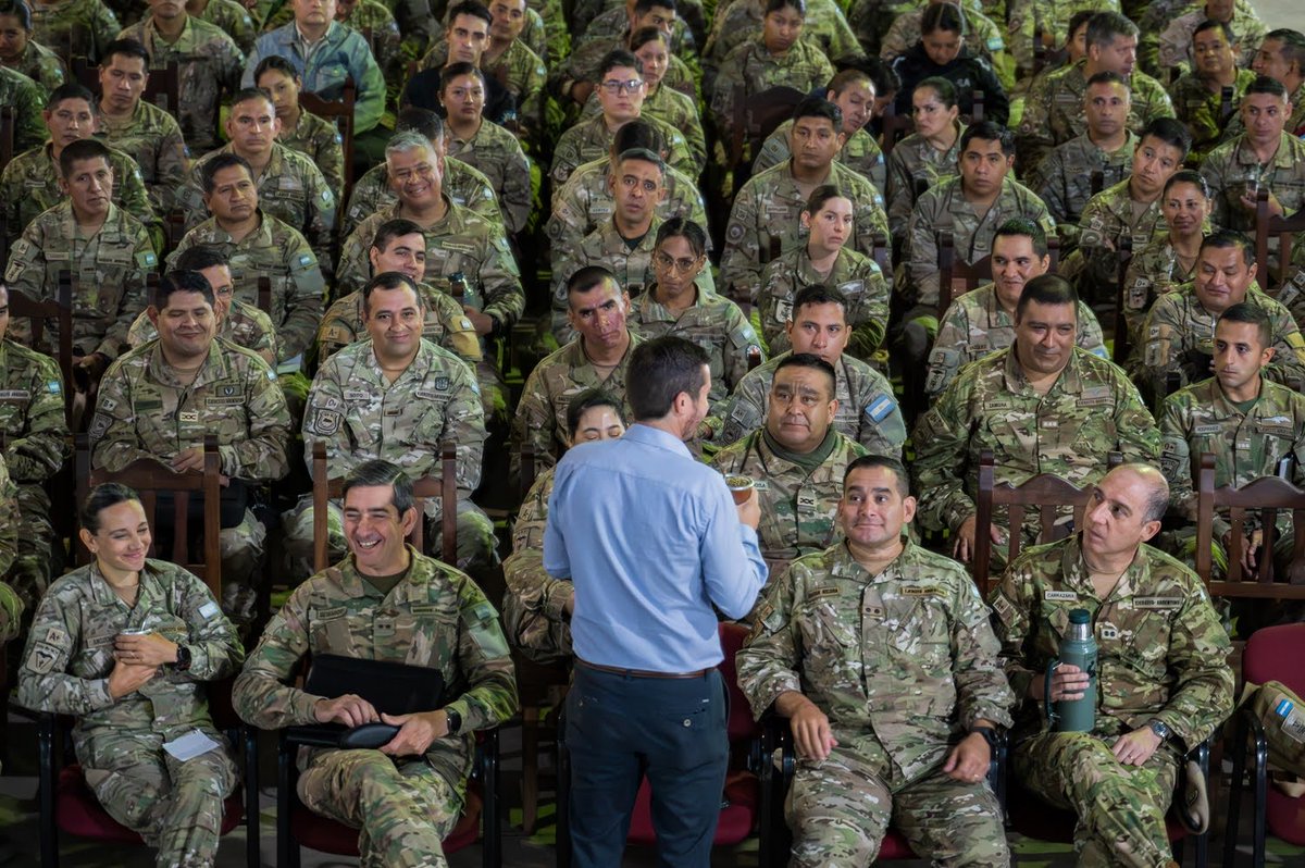 Modernizacionok's tweet photo. Más herramientas para fortalecer a nuestro Ejército 🇦🇷
Fue un honor brindar una jornada de capacitación en Inteligencia Artificial en la 5ta Brigada de Montaña del Ejército Argentino, a quienes agradecemos especialmente por la convocatoria y la confianza 🦾 https://t.co/KlCFOQsz3i