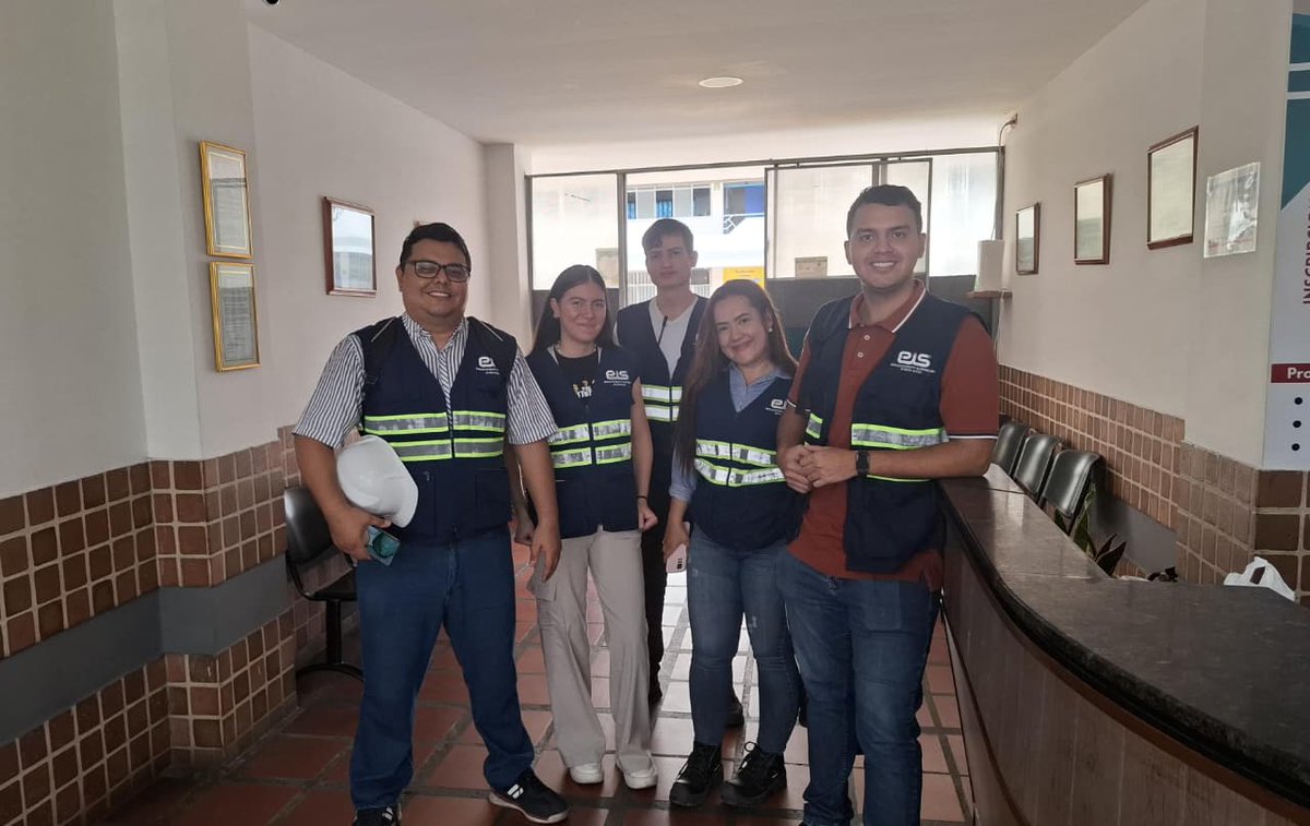 CucutaEis's tweet photo. Nuestro equipo ambiental llevó la "Cátedra del Agua" al Colegio Ebenezer. Sensibilizamos a 78 estudiantes de grados 9°, 10° y 11° sobre el cuidado del líquido vital. Gracias a la Coordinadora Yolanda Bautista por abrirnos las puertas. ¡La educación ambiental es un compromiso. https://t.co/9x3Zq4U5hh