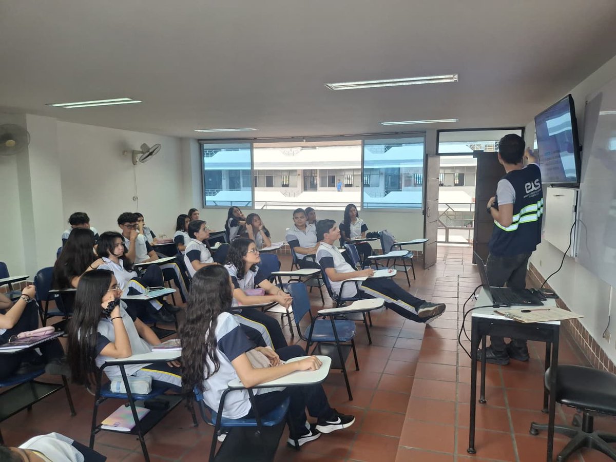 CucutaEis's tweet photo. Nuestro equipo ambiental llevó la "Cátedra del Agua" al Colegio Ebenezer. Sensibilizamos a 78 estudiantes de grados 9°, 10° y 11° sobre el cuidado del líquido vital. Gracias a la Coordinadora Yolanda Bautista por abrirnos las puertas. ¡La educación ambiental es un compromiso. https://t.co/9x3Zq4U5hh